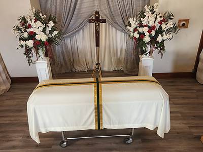 Picture of Gold/Green/Gold Center Panel Funeral Pall 8' X 12' w/Square Corners